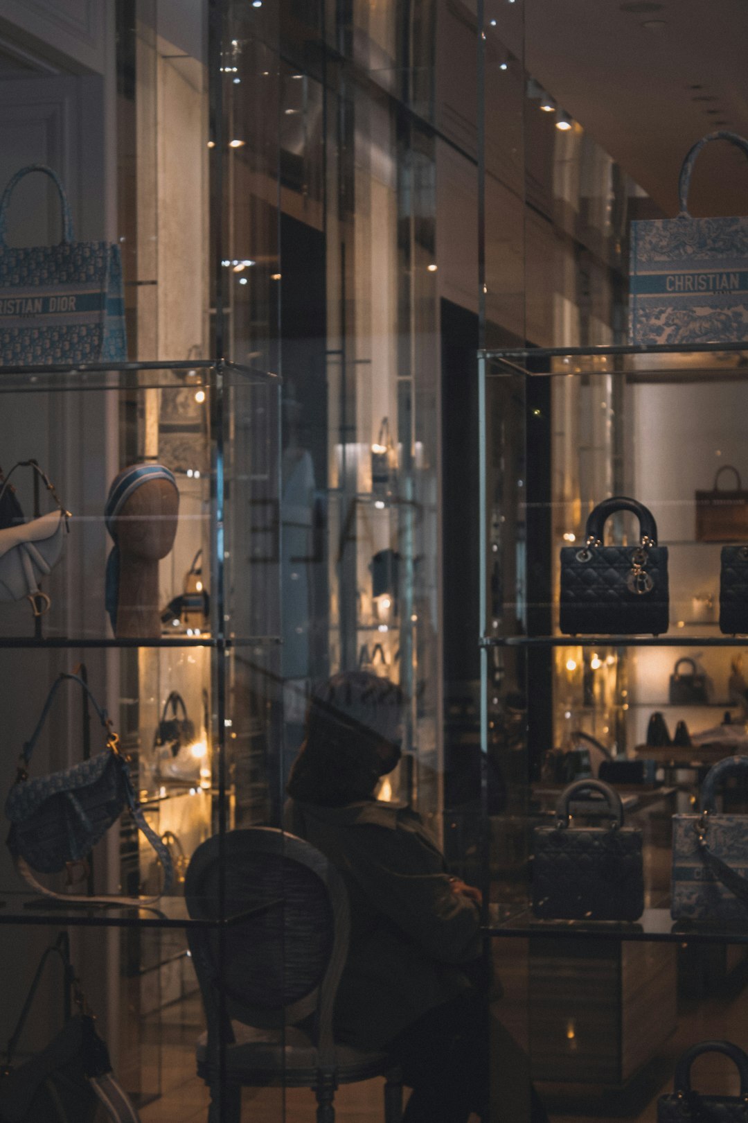 store detective confronting organized crime