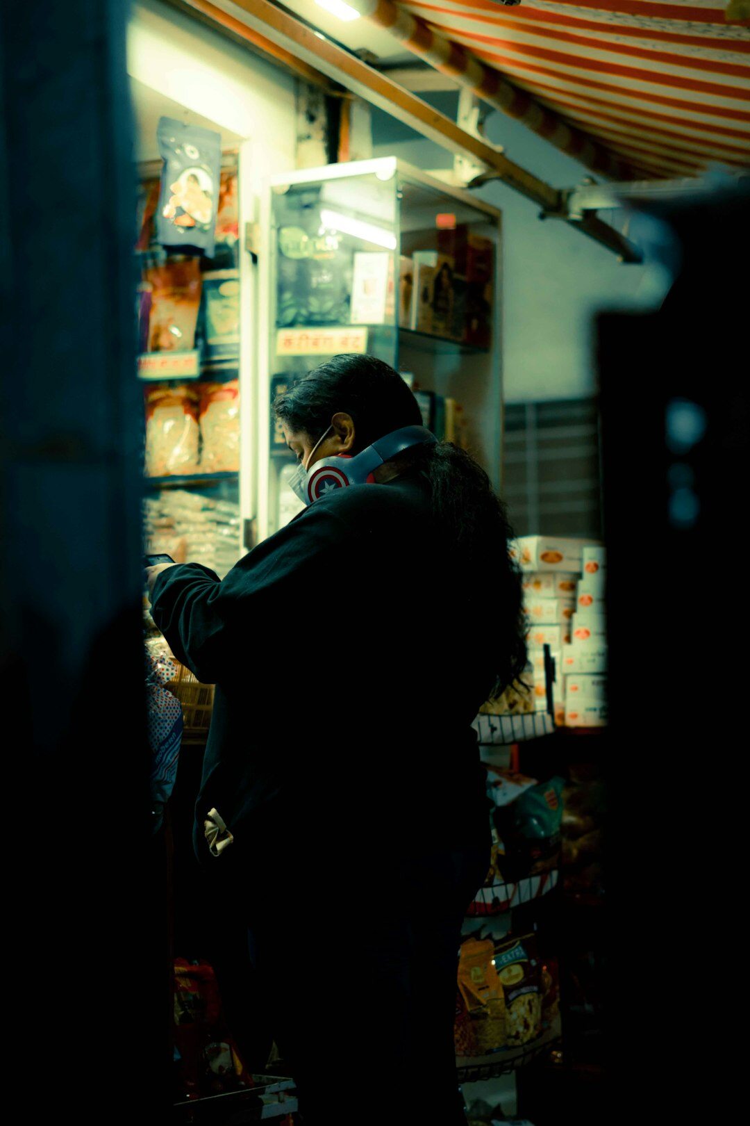 detective investigating store theft